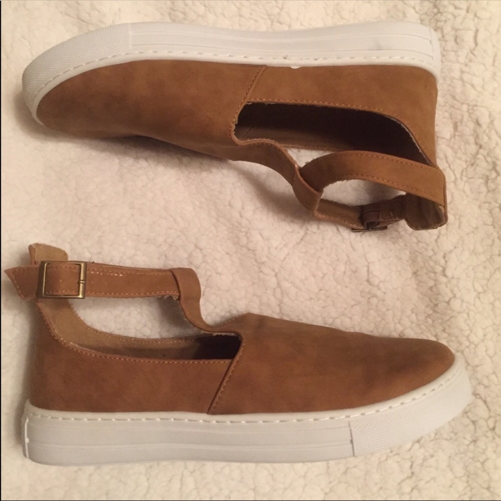 Flats with ankle strap